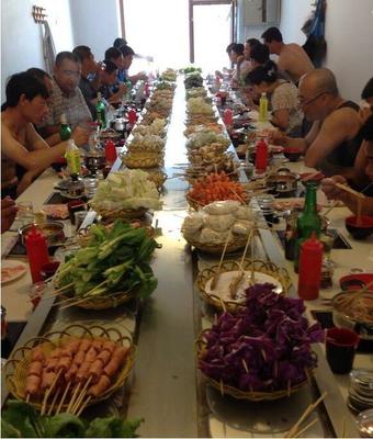 南京然熙達餐飲設備公司 旋轉火鍋設備廠家直銷，回旋麻辣燙火鍋輸送帶設備展示